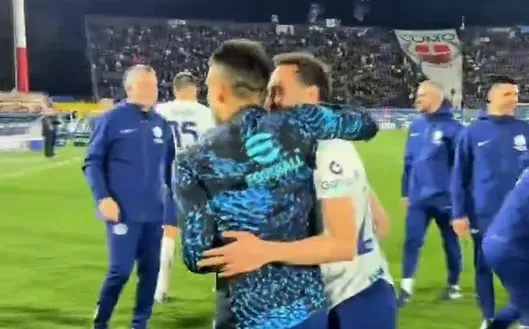 PG电子-比赛结束后，恰尔汉奥卢将队长袖标戴在了劳塔罗手臂上